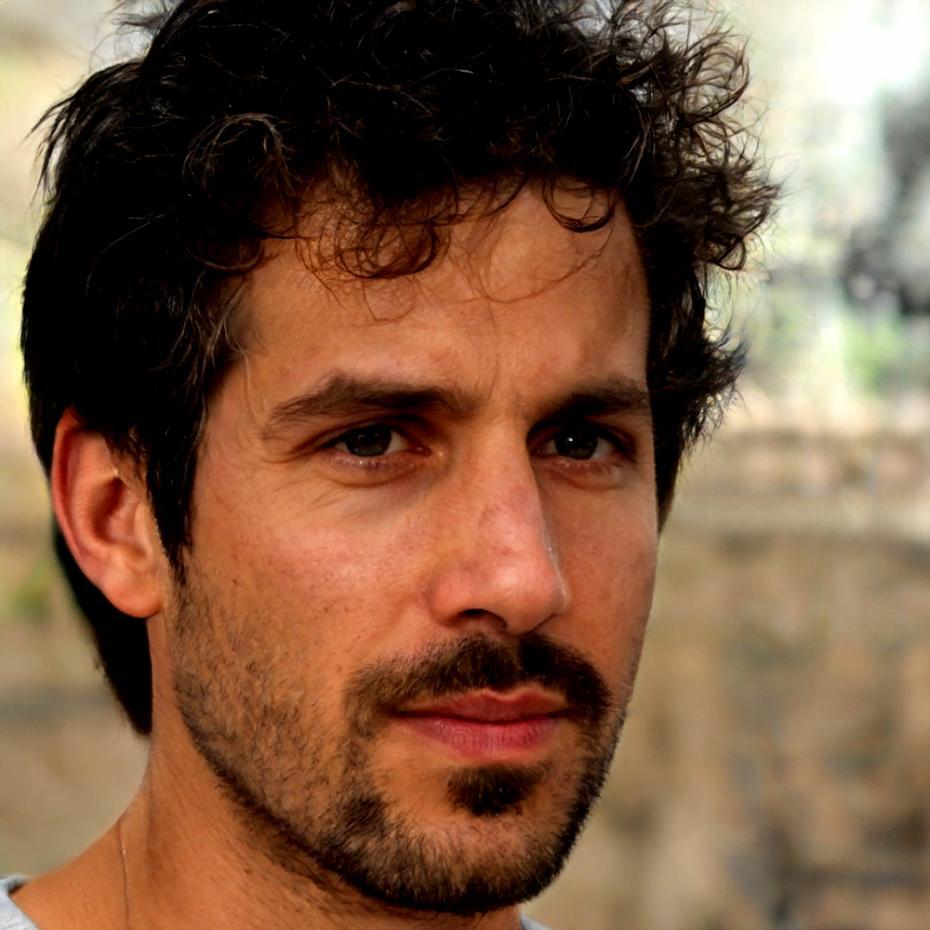 Член команды Tarade Finas за работой над улучшением платформы